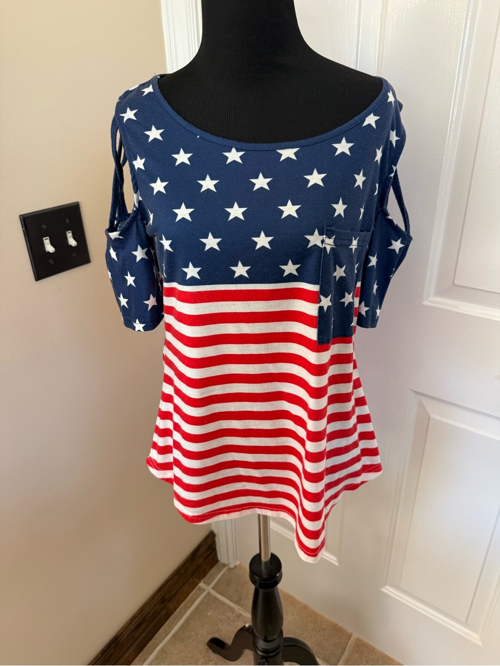 Women’s USA Flag Stars Cold Shoulder Short Sleeve Round Neck Pocket Top M